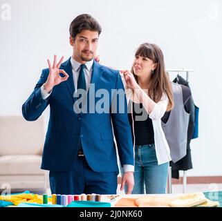 Professionelle maßgeschneiderte Messungen für Anzug Stockfoto