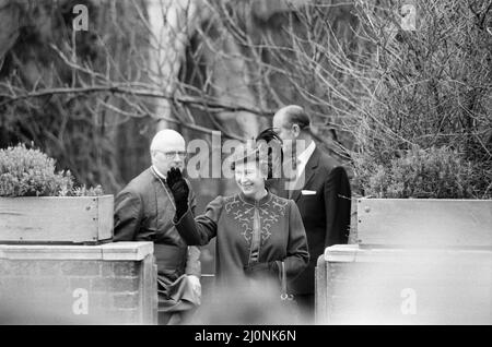 Die königliche Familie, die nach dem Gottesdienst in der St. George's Chapel in Windsor abgebildet ist. Königin Elizabeth II winkt. 25.. Dezember 1983. Stockfoto