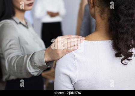 Frau tröstet Person Gruppe Therapiesitzung. Hohe Qualität und Auflösung schönes Fotokonzept Stockfoto