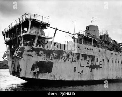 Der RFA Sir Tristram tritt nach einer 8.000 Meilen langen Rettungsaktion nach dem Falklandkonflikt in den Fluss Tyne ein. An Bord waren eine Handvoll Schiffsreparaturarbeiter, die eine ausführliche Untersuchung der Schäden am Schiff am Wallsend Slipway durchführen sollten. 15.. Juni 1983 Stockfoto