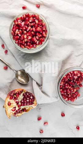 Draufsicht gesundes Frühstück mit Granatapfelkernen. Hohe Qualität und Auflösung schönes Fotokonzept Stockfoto