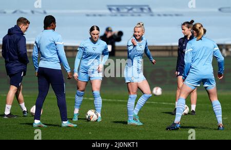 Chloe Kelly (Mitte) von Manchester City wärmt sich vor dem Viertelfinale des Vitality Women's FA Cup im Academy Stadium in Manchester auf. Bilddatum: Sonntag, 20. März 2022. Stockfoto