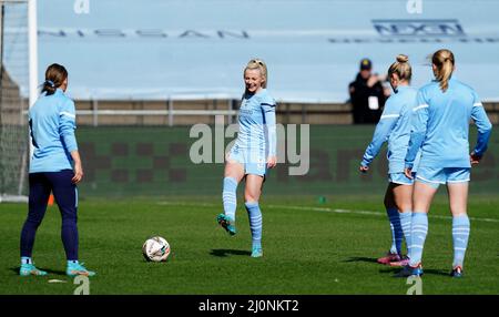 Chloe Kelly (Mitte) von Manchester City wärmt sich vor dem Viertelfinale des Vitality Women's FA Cup im Academy Stadium in Manchester auf. Bilddatum: Sonntag, 20. März 2022. Stockfoto