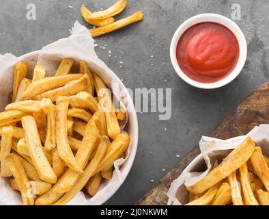 Draufsicht schüssel mit pommes Frites und Ketchup-Sauce. Hohe Qualität und Auflösung schönes Fotokonzept Stockfoto