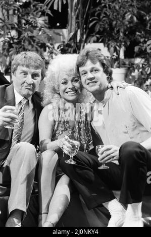 Norman Collier mit Barbara Windsor und ihrem Freund Stephen Hollings beim Dreh einer Fernsehshow. 23. Mai 1984. Stockfoto