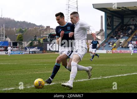 Cammy Kerr von Dundee (links) und Ryan Kent von den Rangers kämpfen während des Cinch Premiership-Spiels im Kilmac Stadium, Dundee, um den Ball. Bilddatum: Sonntag, 20. März 2022. Stockfoto