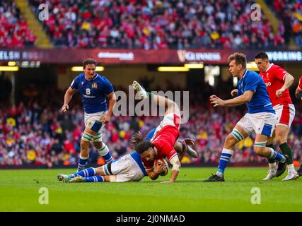 19.. März 2022 ; Fürstentum Stadium, Cardiff, Wales: 6 Nationen internationales Rugby, Wales gegen Italien; Josh Navidi von Wales wird von Giovanni Pettinelli aus Italien angegangen Stockfoto