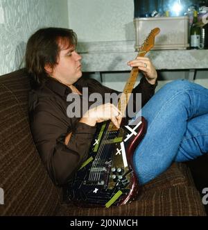 Musiker Meat Loaf spielt Gitarre. September 1983. Stockfoto