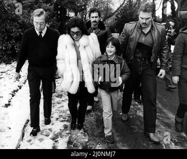 Yoko Ono und ihr Sohn Sean Lennon besuchen Strawberry Field in Liverpool. 24.. Januar 1984. Stockfoto