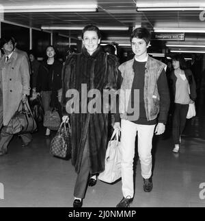 Die Schauspielerin Audrey Hepburn und ihr Sohn Luca Dotti auf einem Flughafen. April 1984. Stockfoto