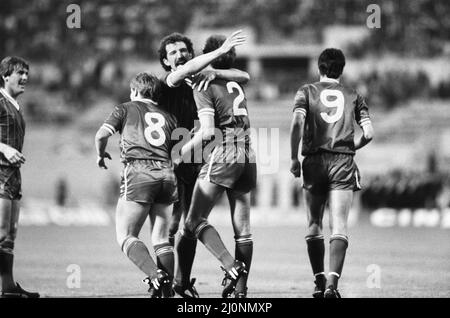 1984 EM-Finale im Stadio Olimpico, Rom. Liverpool 1 V AS Roma 1. (Liverpool gewann 4-2 im Elfmeterschießen).Graeme Souness feiert Phil Neals Tor während des Spiels. 30. Mai 1984. Stockfoto