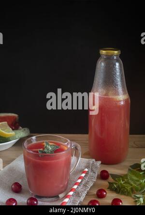 Wassermelonensaft mit Zitronen- und Kirschbeeren Stockfoto