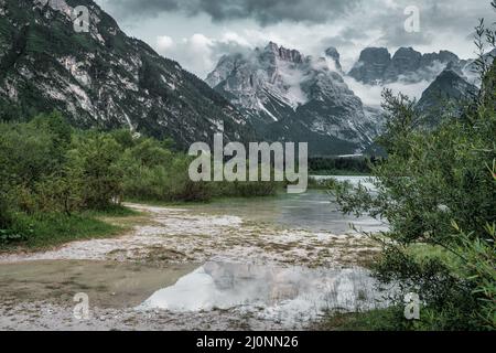 Blick über den See nach Süden in die Ampezzo Dolomiten Stockfoto