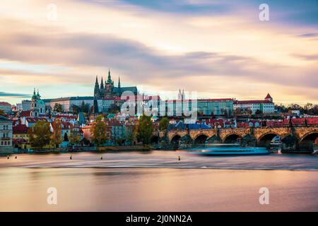 Panoramablick auf die Prager Burg über die Moldau Stockfoto