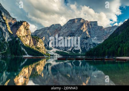 Prags See, der größte natürliche Dolomitensee Italiens. Stockfoto