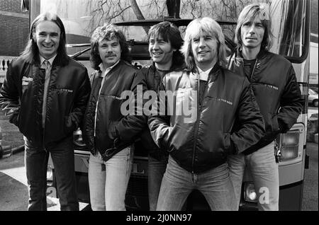 Status Quo und ihr neuer Tourbus, den sie für ihre Weltreise 'End of the Road' nutzen werden. Abgebildet sind Francis Rossi und Rick Parfitt mit anderen Mitgliedern der Band. 4.. April 1984. Stockfoto