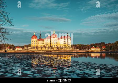 Blick über den See zur Burg Moritzburg Stockfoto