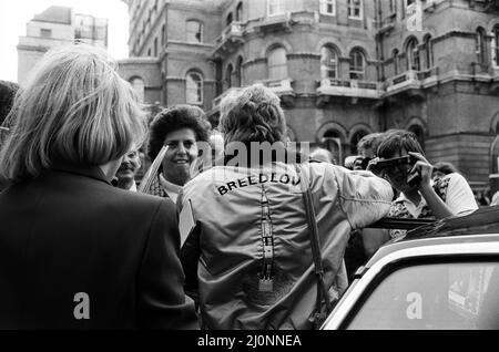 Shirley MacLaine kommt bei der BBC an, um für ihr neues Buch „Out on a Limb“ zu werben. 4.. Oktober 1983. Stockfoto