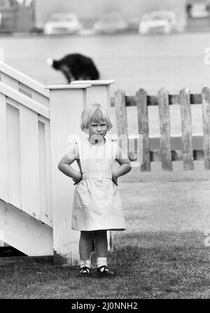 Die dreijährige Zara Phillips, Tochter von Prinzessin Anne und Kapitän Mark Phillips, auf dem Foto beim Polospiel auf dem Smith's Lawn Polo Ground in Windsor.Hier ist sie abgebildet, wie sie Peekaboo über dem Royal Fence spielt. 17.. Juni 1984. Stockfoto