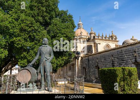 Jerez de la Frontera, Spanien - 12. März 2022: Ansicht der Statue des Sherry-Weinguts Tio Pepe mit der Kathedrale von Jerez im Hintergrund Stockfoto