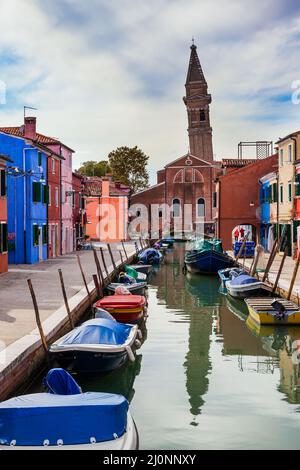 Die Kipptürme spiegeln sich im Wasser Stockfoto