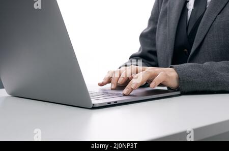 Weibliche Hände Tippen auf laptop Stockfoto