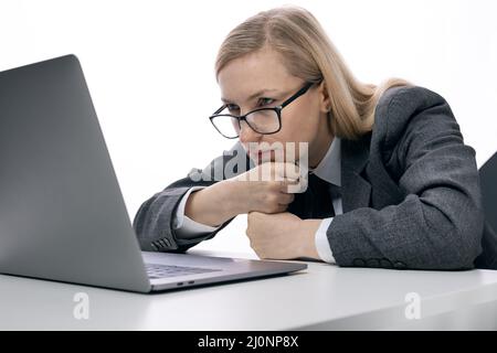 Fokussierte Geschäftsfrau mit Laptop Stockfoto