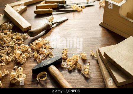 Werkzeuge und Holzsägemehl in der Werkstatt. Hohe Qualität und Auflösung schönes Fotokonzept Stockfoto