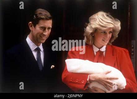 Prinz Charles und Prinzessin Diana verlassen das Krankenhaus nach der Geburt von Prinz Harry dbase MSI Glossar. 16.. September 1984. Stockfoto