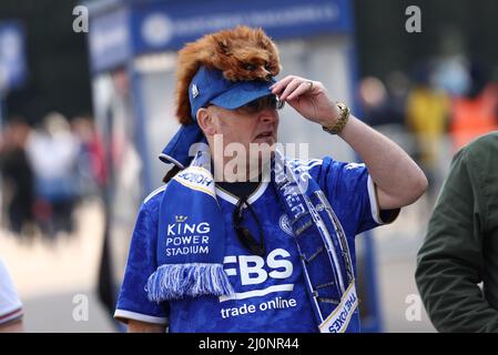 Leicester, Großbritannien. 20. März 2022. Ein Leicester City-Fan kommt zum Premier League-Spiel im King Power Stadium, Leicester. Bildnachweis sollte lauten: Darren Staples/Sportimage Credit: Sportimage/Alamy Live News Stockfoto