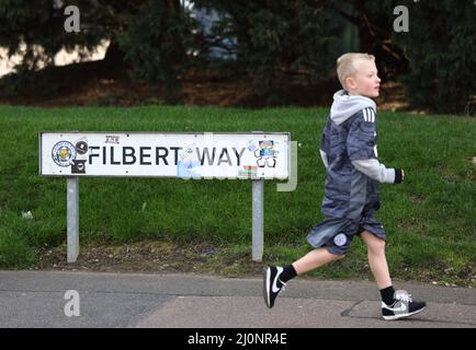 Leicester, Großbritannien. 20. März 2022. Ein Leicester City-Fan kommt zum Premier League-Spiel im King Power Stadium, Leicester. Bildnachweis sollte lauten: Darren Staples/Sportimage Credit: Sportimage/Alamy Live News Stockfoto