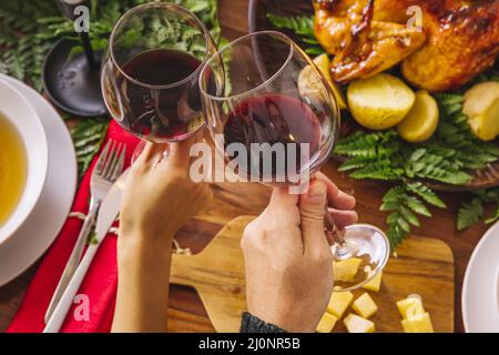 Toasten mit zwei Gläsern Wein. Hohe Qualität und Auflösung schönes Fotokonzept Stockfoto