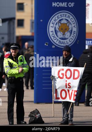 Leicester, Großbritannien. 20. März 2022. Vor dem Premier League-Spiel im King Power Stadium, Leicester, steht ein Mann mit einem religiösen Banner vor dem Boden. Bildnachweis sollte lauten: Darren Staples/Sportimage Credit: Sportimage/Alamy Live News Stockfoto