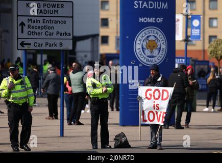 Leicester, Großbritannien. 20. März 2022. Vor dem Premier League-Spiel im King Power Stadium, Leicester, steht ein Mann mit einem religiösen Banner vor dem Boden. Bildnachweis sollte lauten: Darren Staples/Sportimage Credit: Sportimage/Alamy Live News Stockfoto