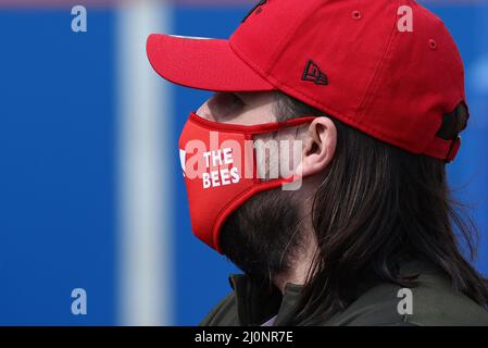 Leicester, Großbritannien. 20. März 2022. Ein Brentford-Fan kommt zum Premier League-Spiel im King Power Stadium, Leicester. Bildnachweis sollte lauten: Darren Staples/Sportimage Credit: Sportimage/Alamy Live News Stockfoto