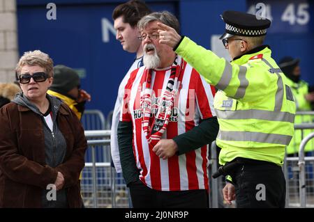 Leicester, Großbritannien. 20. März 2022. Ein Polizeibeamter gibt einem Brentford-Fan vor dem Premier League-Spiel im King Power Stadium, Leicester, Anweisungen. Bildnachweis sollte lauten: Darren Staples/Sportimage Credit: Sportimage/Alamy Live News Stockfoto