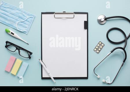 Overhead-Ansicht Healthcare Zubehör in der Nähe Zwischenablage mit Plank Papier Brille Hintergrund . Hohe Qualität und Auflösung schön Stockfoto