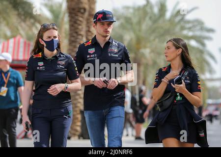 Sakhir, Bahrain. 20. März 2022. Bahrain International Circuit, Sakhir, Bahrain am 20. März 2022 Max Verstappen 1 (NED), HONDA Red Bull Racing RB18 kommt während der FORMEL 1 GULF AIR IM Fahrerlager AN BAHRAIN GRAND PRIX 2022, Phil Duncan Credit: Every Second Media/Alamy Live News Credit: Every Second Media/Alamy Live News Stockfoto