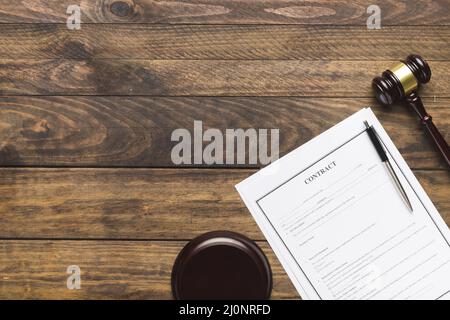 Draufsicht Rahmen mit Vertrag hölzernen Richter gavel. Hohe Qualität und Auflösung schönes Fotokonzept Stockfoto