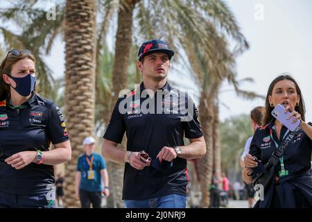 Sakhir, Bahrain. 20. März 2022. Bahrain International Circuit, Sakhir, Bahrain am 20. März 2022 Max Verstappen 1 (NED), HONDA Red Bull Racing RB18 kommt während der FORMEL 1 GULF AIR IM Fahrerlager AN BAHRAIN GRAND PRIX 2022, Phil Duncan Credit: Every Second Media/Alamy Live News Credit: Every Second Media/Alamy Live News Stockfoto