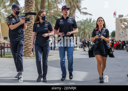 Sakhir, Bahrain. 20. März 2022. Bahrain International Circuit, Sakhir, Bahrain am 20. März 2022 Max Verstappen 1 (NED), HONDA Red Bull Racing RB18 kommt während der FORMEL 1 GULF AIR IM Fahrerlager AN BAHRAIN GRAND PRIX 2022, Phil Duncan Credit: Every Second Media/Alamy Live News Credit: Every Second Media/Alamy Live News Stockfoto
