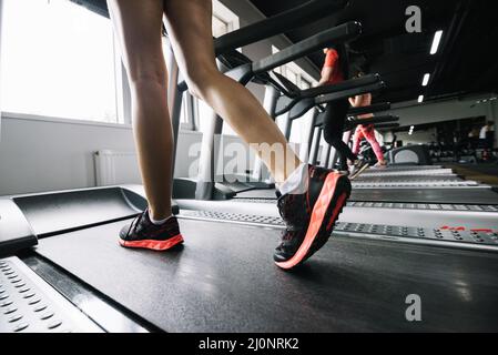 Frau trägt Sneakers mit Laufband. Hohe Qualität und Auflösung schönes Fotokonzept Stockfoto