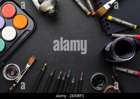 Draufsicht verschiedene Pinsel Buntstifte. Hohe Qualität und Auflösung schönes Fotokonzept Stockfoto