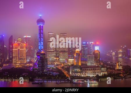 Shanghai, China - 21. Mai 2018: Ein Nachtblick auf die moderne Skyline von Pudong in Shanghai, China Stockfoto