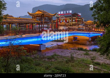 Wulingyuan, China - 27. Mai 2018: Stadt Wulingyuan bei Sonnenuntergang im Tianzi Avatar Mountains Naturpark Stockfoto