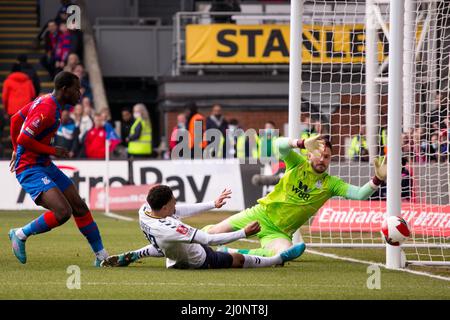 LONDON, GROSSBRITANNIEN. MÄR 20. Ben Godfrey von Everton schießt den Ball während des FA Cup-Spiels zwischen Crystal Palace und Everton FC im Selhurst Park, London am Sonntag, 20.. März 2022. (Kredit: Federico Maranesi | MI Nachrichten) Kredit: MI Nachrichten & Sport /Alamy Live Nachrichten Stockfoto