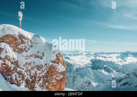 Das Gipfelkreuz auf dem Ostgipfel der Zugspitze Stockfoto