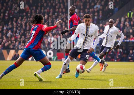 LONDON, GROSSBRITANNIEN. MÄR 20. Ben Godfrey von Everton kontrolliert den Ball während des FA Cup-Spiels zwischen Crystal Palace und Everton FC im Selhurst Park, London am Sonntag, 20.. März 2022. (Kredit: Federico Maranesi | MI Nachrichten) Kredit: MI Nachrichten & Sport /Alamy Live Nachrichten Stockfoto