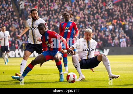 LONDON, GROSSBRITANNIEN. MÄR 20. Richarlison von Everton kämpft während des FA Cup-Spiels zwischen Crystal Palace und Everton FC im Selhurst Park, London, am Sonntag, 20.. März 2022 um den Ball. (Kredit: Federico Maranesi | MI Nachrichten) Kredit: MI Nachrichten & Sport /Alamy Live Nachrichten Stockfoto