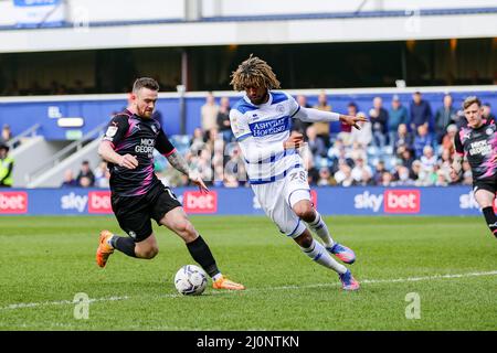 LONDON, GROSSBRITANNIEN. MÄR 20. Dion Sanderson von QPR verteidigt sich während des Sky Bet Championship-Spiels zwischen den Queens Park Rangers und Peterborough im Kiyan Prince Foundation Stadium., London am Sonntag, 20.. März 2022. (Kredit: Ian Randall | MI News) Kredit: MI News & Sport /Alamy Live News Stockfoto